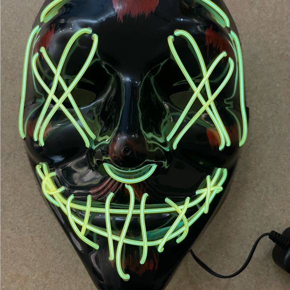 LED Light-Up Clown Mask - Picture 11 of 14